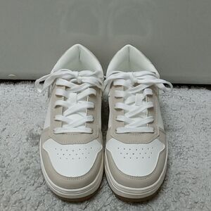 Like New AE Embroidered Platform Sneaker